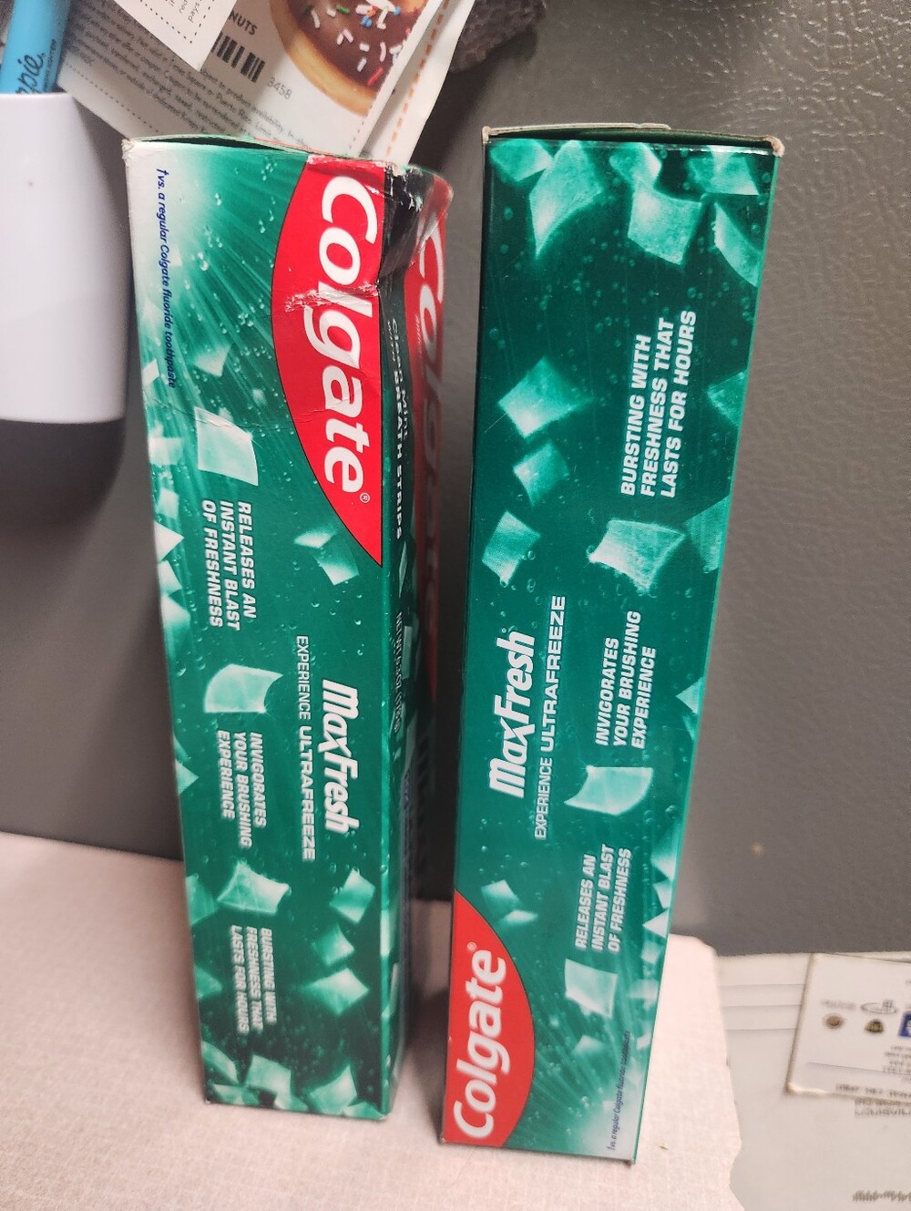 Colgate MaxFresh Toothpaste - Green Mint - Picture 2 of 3
